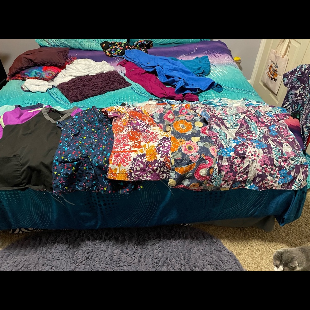 Multiple scrub tops - Picture 3 of 5